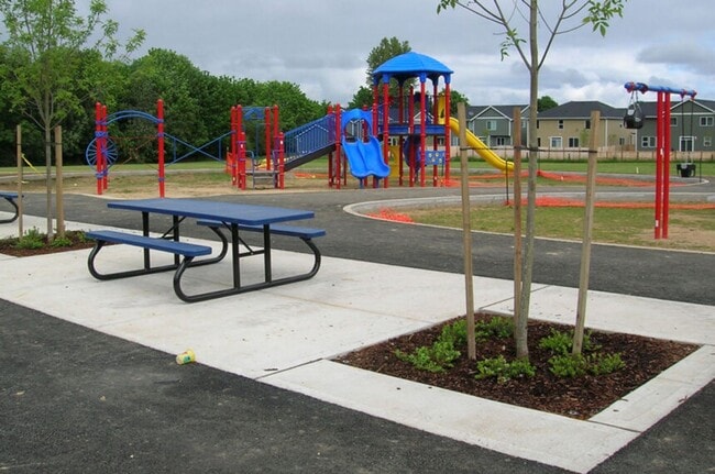 Building Photo - 3 Bedroom (Two Primary Suites) Floorplan i...