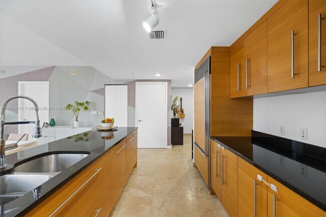 Building Photo - 495 Brickell Ave