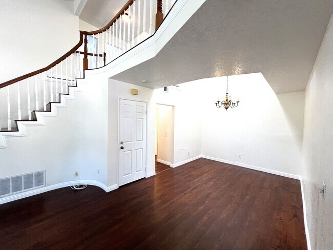 Building Photo - Beautiful 3 Bedrooms, 2.5 Bathrooms Single...