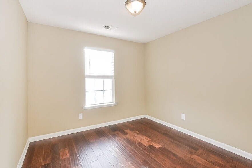 Building Photo - 7642 Fox Hunt Dr E