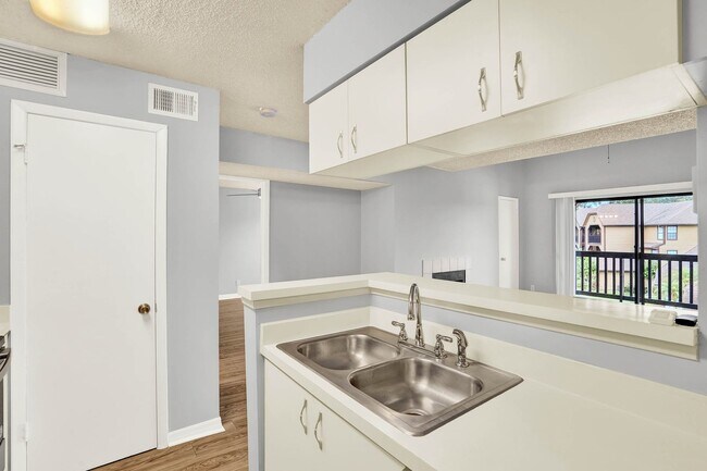 Building Photo - 1/1 Condo in Gated Lakefront Community of Altamonte Springs!