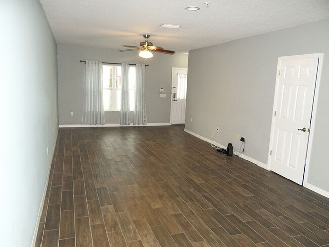 Building Photo - 2 bed/2.5 bath townhouse - 50% off 1st mon...