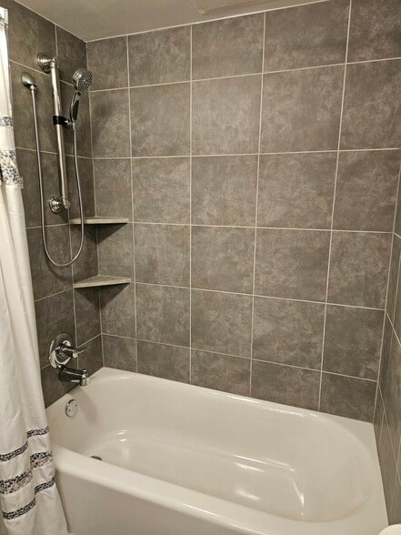 Hall Bath - 1020 15th St