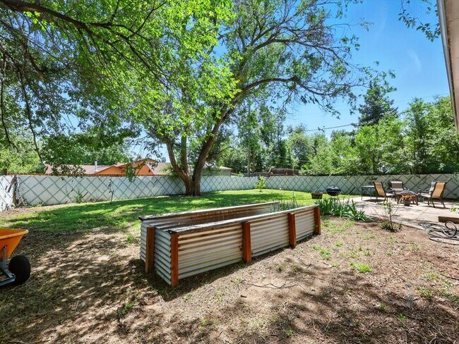 Building Photo - 823 Sequoia Dr