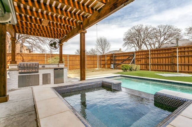 Building Photo - 4 bedroom with pool in Colleyville