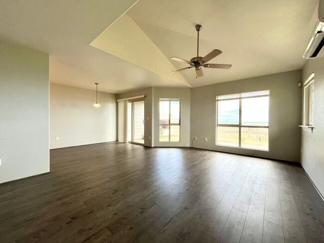 Building Photo - Makakilo: 3 Bdrm 2.5 Bath Townhouse w/ 2 C...