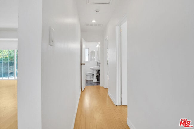 Building Photo - 8333 Glencrest Dr