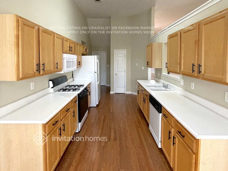 Building Photo - 695 James Ridge Dr