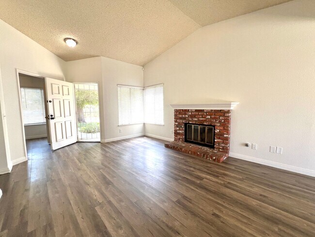 Building Photo - Charming Single story 3bed /2 bath newly renovated home