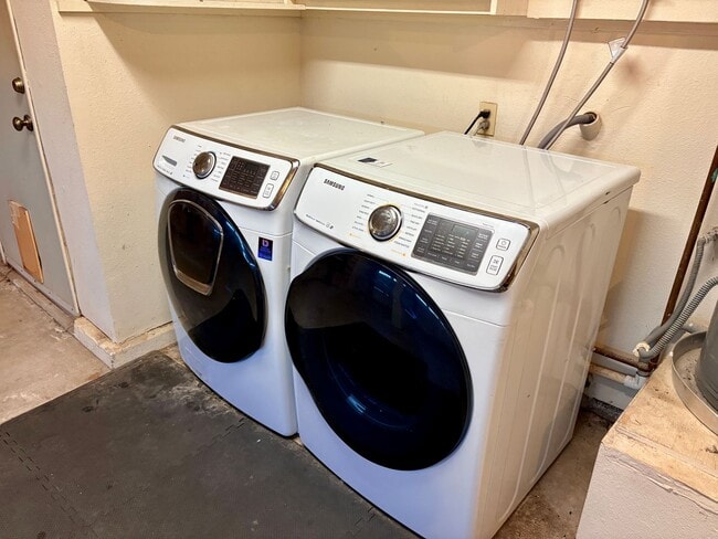 Building Photo - Beautiful Two Story Home with Large Yard - Oceanside