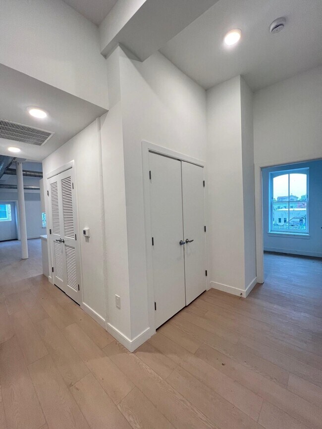 Building Photo - 141 Christopher Columbus Dr