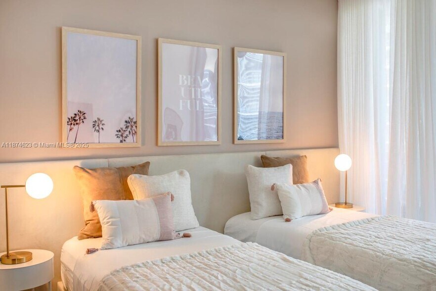 Building Photo - 1000 Brickell Plz