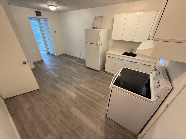 Building Photo - 6840 Pembroke Rd