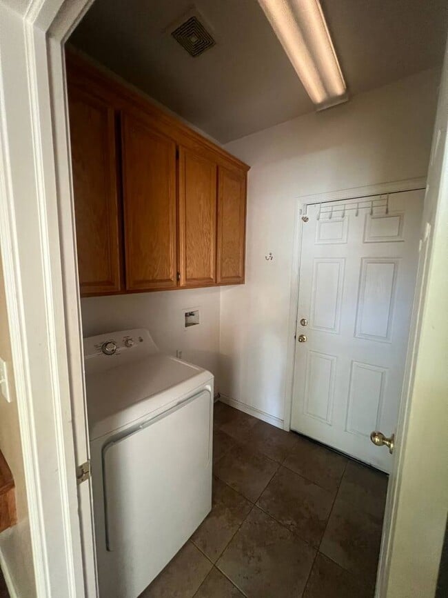 Building Photo - Spacious 4 Bed, 3 Bath Home in Madera – Pe...