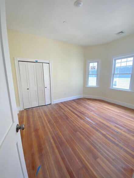 Building Photo - 32 Putnam Ave