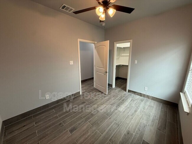 Building Photo - 910 Fuller Ave