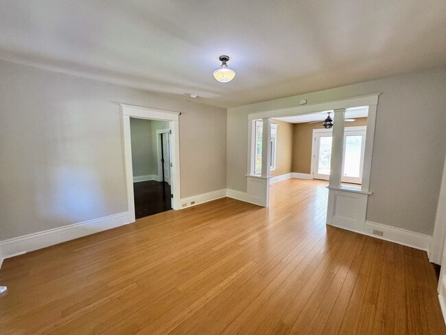 Building Photo - Beautiful 4+ Bed, 3 Bath Crafstman Home with Fenced Yard near St. Johns