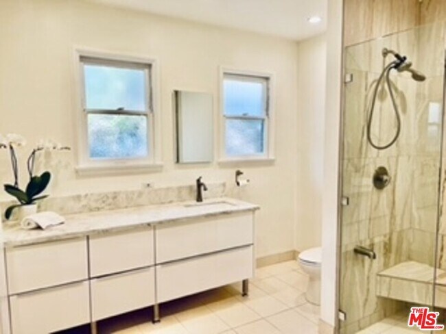 Building Photo - 1256 Devon Ave