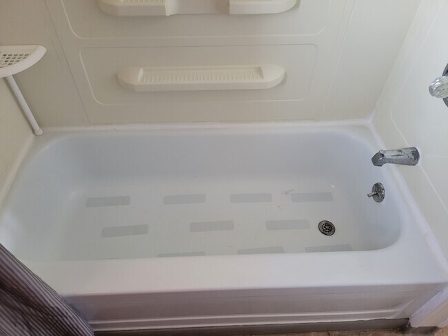 Bathroom Tub View 4 - 5207 N Shore Dr