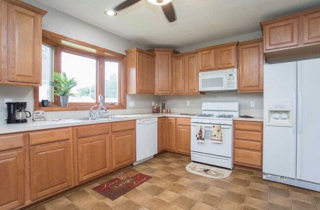 Building Photo - 3x2 corner lot w/ fenced backyard