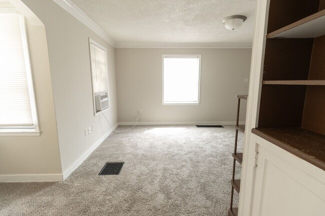 Building Photo - Downtown house off Hitt St!