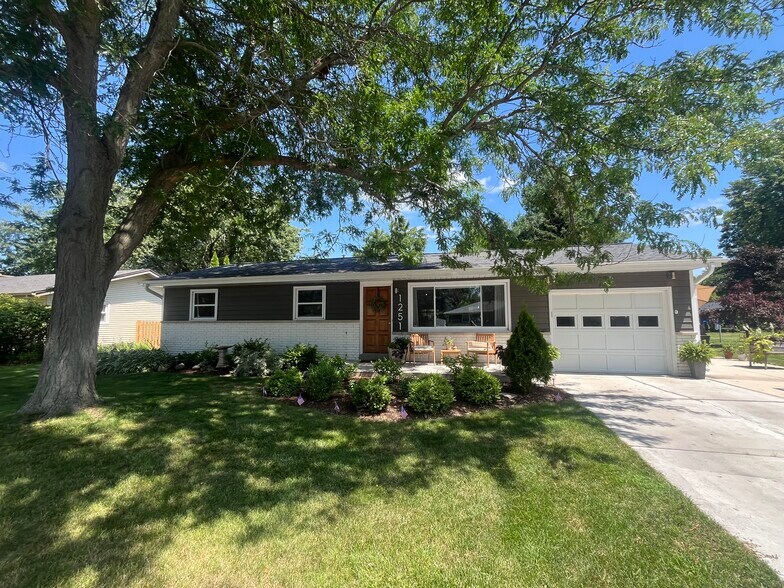 Primary Photo - 1251 Lily Rd
