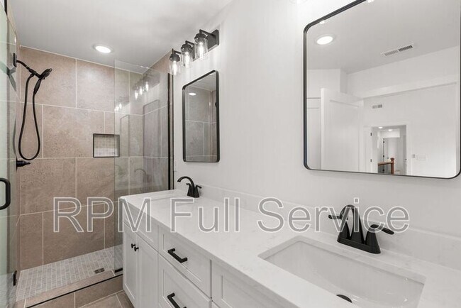 Building Photo - 1715B Heiman Street