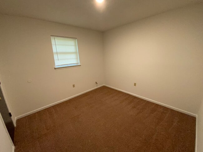 Building Photo - 3 Bedroom/1.5 bathroom Duplex