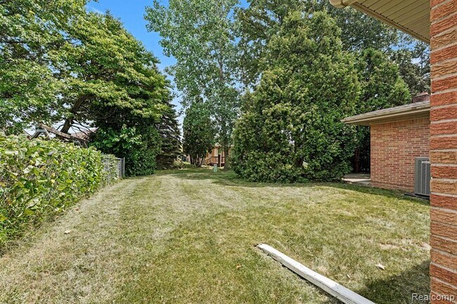 Building Photo - 35656 Saxony Dr