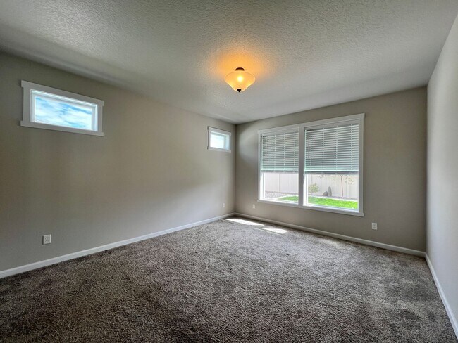 Building Photo - Newer Construction Home in Mae Valley!