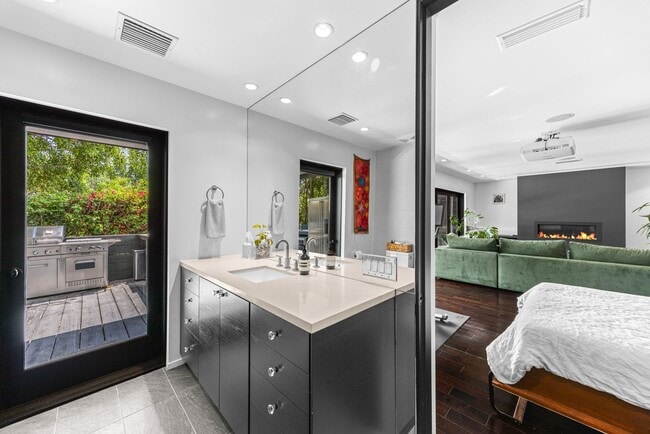 Building Photo - Architectural Contemporary with Panoramic ...