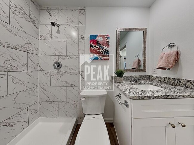 Building Photo - Beautiful Townhome: 3 Bed/2.5 Bath located...