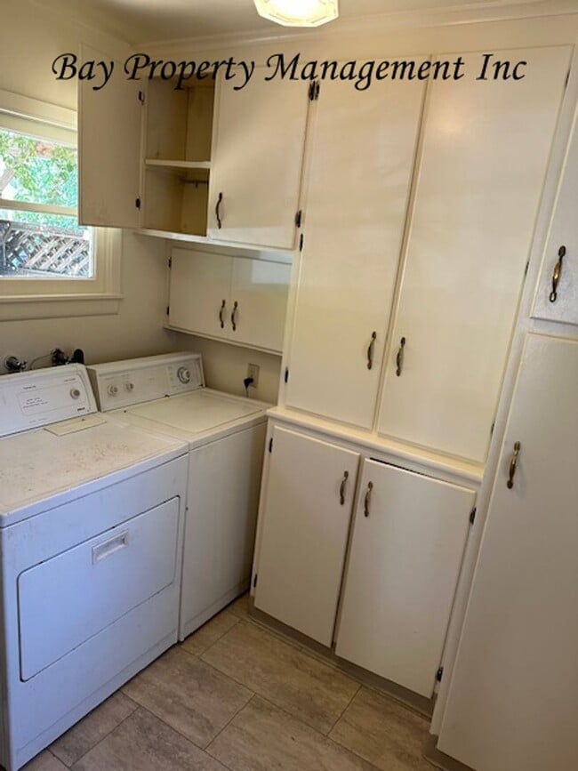 Building Photo - Charming 2 Bedroom, 1.5 Bath Home Near Riv...