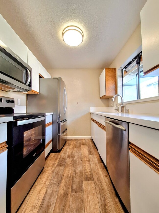 Building Photo - Beautiful Two-Story Condo With Pool, Hot T...