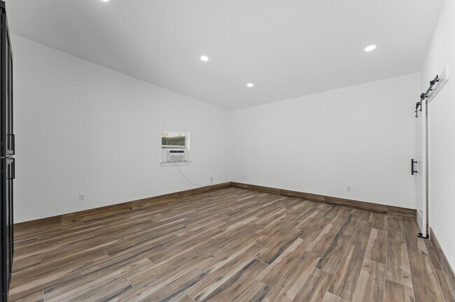 Building Photo - 10070 Cedardale Dr
