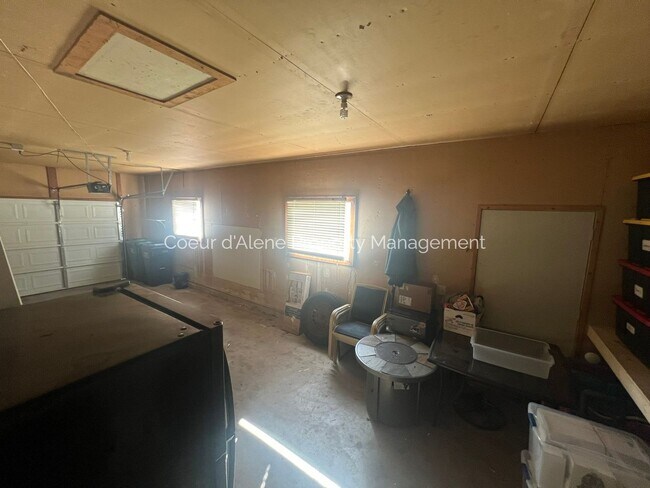 Building Photo - 10230 N Hillview Dr