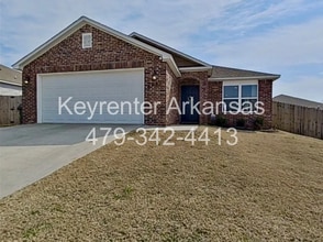 Building Photo - Stylish 3 Bed / 2 Bath with Open Layout & Backyard Retreat
