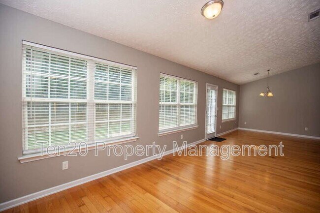 Building Photo - 6 Woodmere Ct