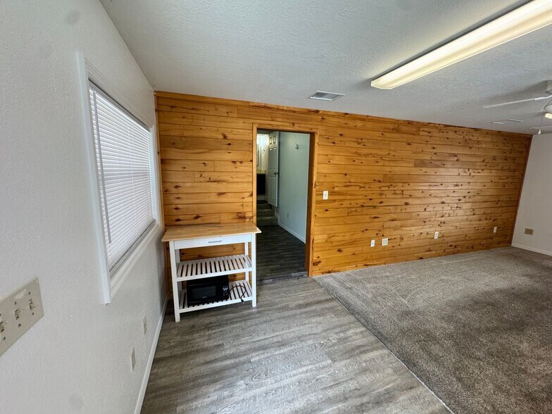 Building Photo - 306 N Iona Ave