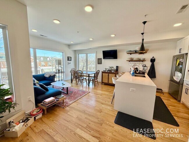 Building Photo - 1719 D St NE