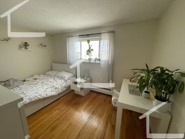 Building Photo - Sunny 2-bedroom, 1-bathroom apartment near the B and C lines!