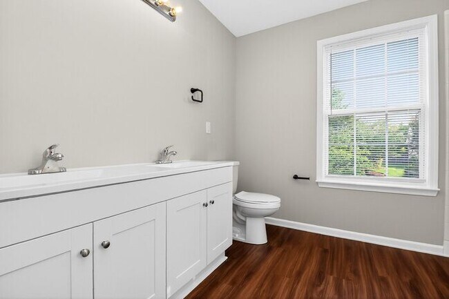 Building Photo - Recently Updated 4BD/2.5BA Home in Melbourne Community of Huntersville!