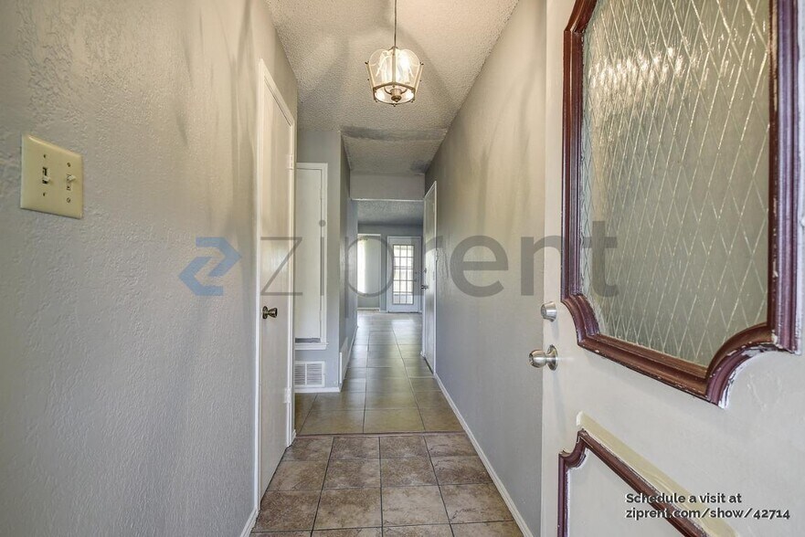 Building Photo - 400 Royal Field Dr
