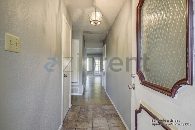 Building Photo - 400 Royal Field Dr
