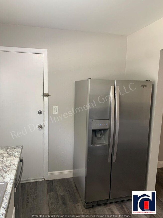 Building Photo - 2 Bedroom 1.5 Bath in the Heart of Downtow...