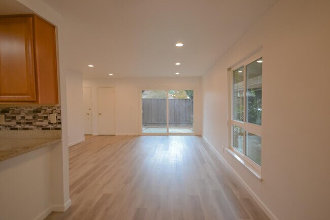 Building Photo - 5013 Pine Tree Terrace