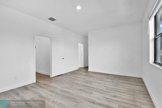 Building Photo - 710 Del Vista Rd