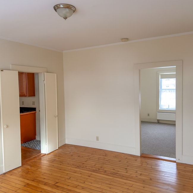 Building Photo - 14 Maple St