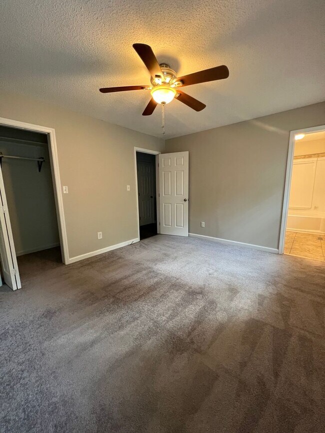 Building Photo - 2000 Lakebarry Dr