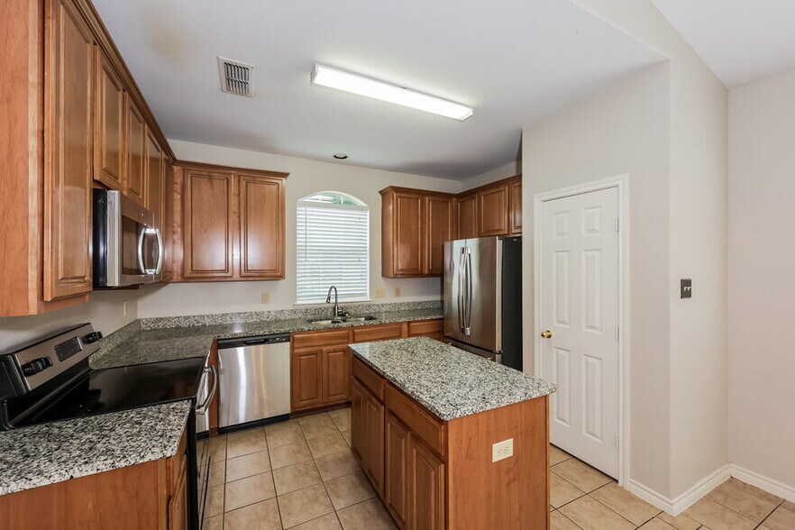 Building Photo - 1824 Alanbrooke Dr